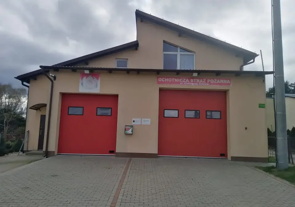 Młodzi strażacy z Zielonej Góry zakończyli sezon spotkaniem nad jeziorem