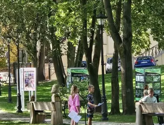 Parkowy Detektyw: lekcja przyrody w terenie dla klasy 2a ze Sulechowa