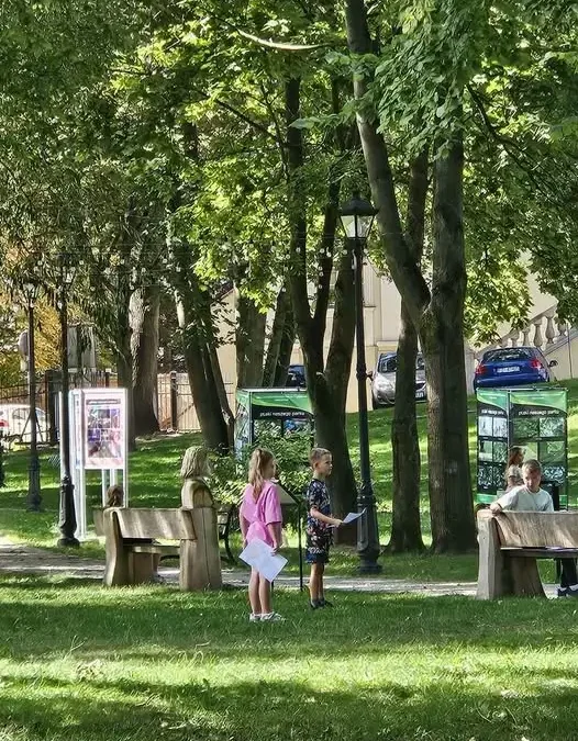 Parkowy Detektyw: lekcja przyrody w terenie dla klasy 2a ze Sulechowa