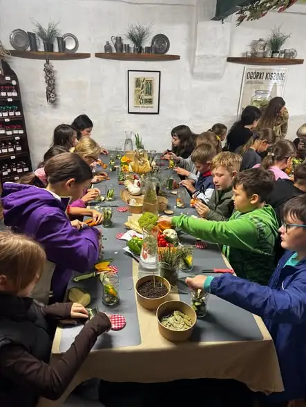 Klasy czwarte z Nowogrodu na integracyjnej wycieczce w gospodarstwie „Gruszka”