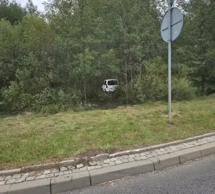Zielona Góra: upadek termosu przyczyną kolizji na rondzie Błękitnych