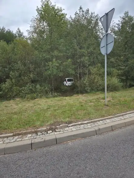 Zielona Góra: upadek termosu przyczyną kolizji na rondzie Błękitnych
