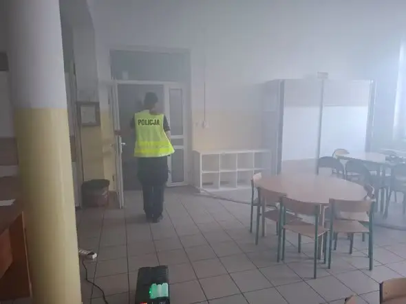 Próbna ewakuacja szkoły z symulacją zadymienia i udziałem służb
