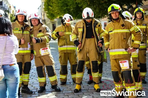 XIII Bieg na Wieżę Ratuszową w Świdnicy – strażacy z Gminy Świdnica na podium