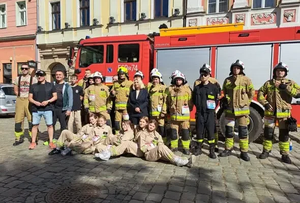 XIII Bieg na Wieżę Ratuszową w Świdnicy – strażacy w mundurach na 222 schodach