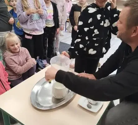 Lekcja empatii w Zielonej Górze: spotkanie z niewidomym Dariuszem z Fundacji Oczywiste