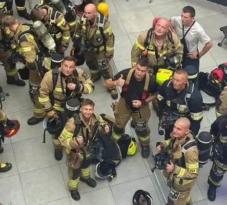 Strażacy z OSP Gogołów zdobyli Sky Tower – 49 pięter i 1142 schody w pełnym umundurowaniu