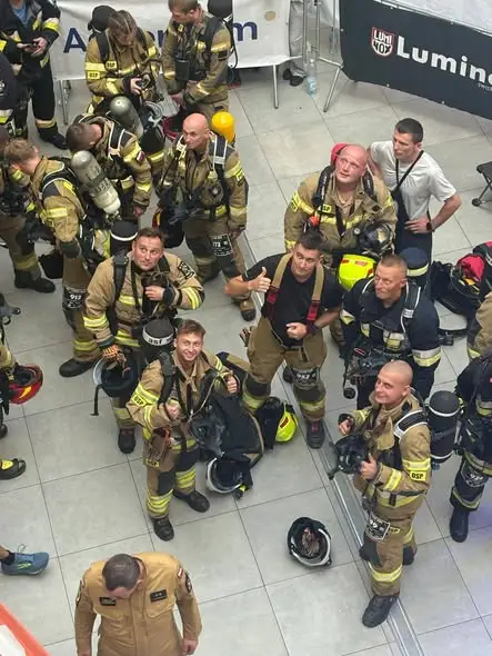 Strażacy z OSP Gogołów zdobyli Sky Tower – 49 pięter i 1142 schody w pełnym umundurowaniu