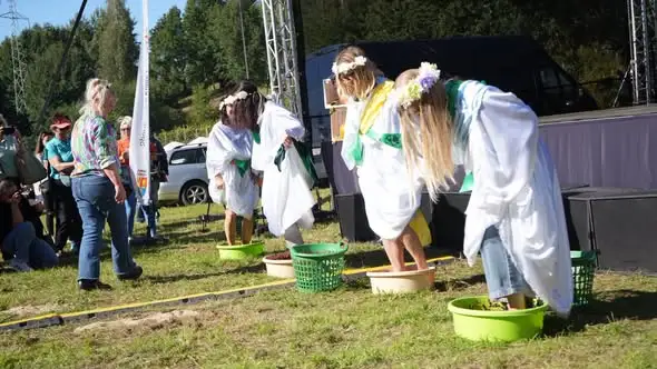 Święto Turystyki w Makowicach: winobranie, gry terenowe i koncert Leniwca