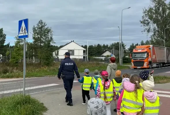 Zielonogórscy policjanci uczą dzieci bezpiecznego poruszania się po drogach