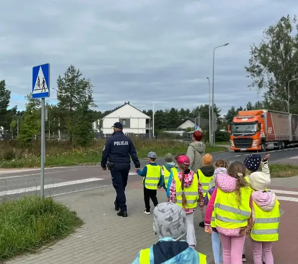 Zielonogórscy policjanci uczą dzieci bezpiecznego poruszania się po drogach