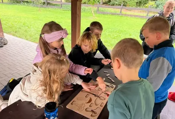 Uczniowie klas 2d i 2e odkrywali leśne tajemnice w Leśnictwie Klępsk