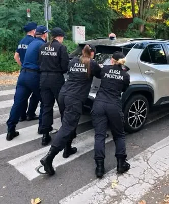 Maturzyści z klas policyjnych z Czerwieńska pomogli przy awarii auta na przejściu dla pieszych