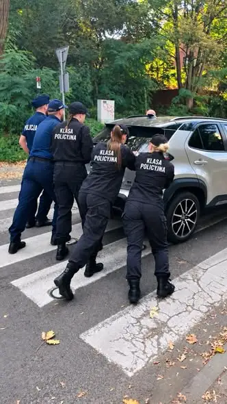 Maturzyści z klas policyjnych z Czerwieńska pomogli przy awarii auta na przejściu dla pieszych