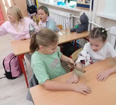Uczniowie klasy 3a odkrywali sekrety pszczół i pracy pszczelarza