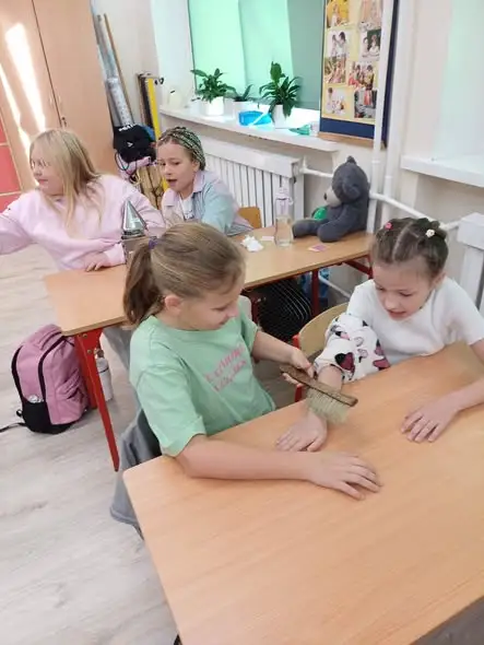 Uczniowie klasy 3a odkrywali sekrety pszczół i pracy pszczelarza