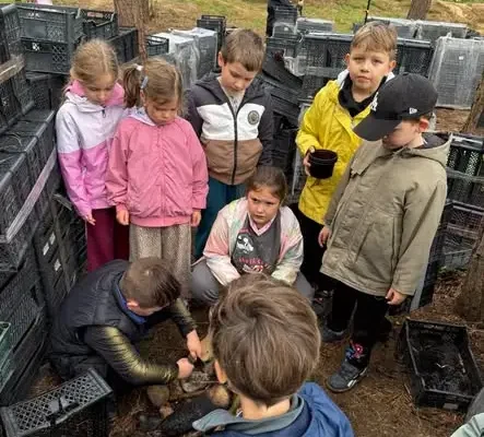 Uczniowie klas 1a i 1d ze Szkoły Podstawowej nr 2 w Zgorze na survivalowej wyprawie