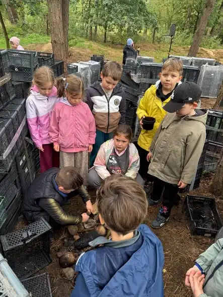 Uczniowie klas 1a i 1d ze Szkoły Podstawowej nr 2 w Zgorze na survivalowej wyprawie