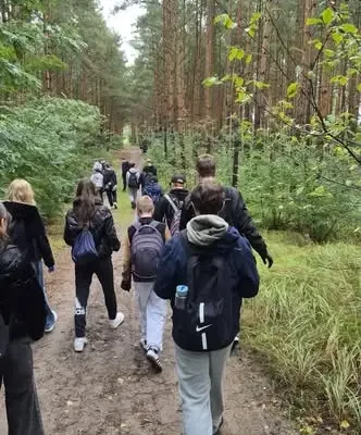 Uczniowie sprzątali las i integrowali się przy ognisku