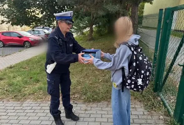 Zielonogórscy policjanci wręczyli dzieciom kaski ochronne