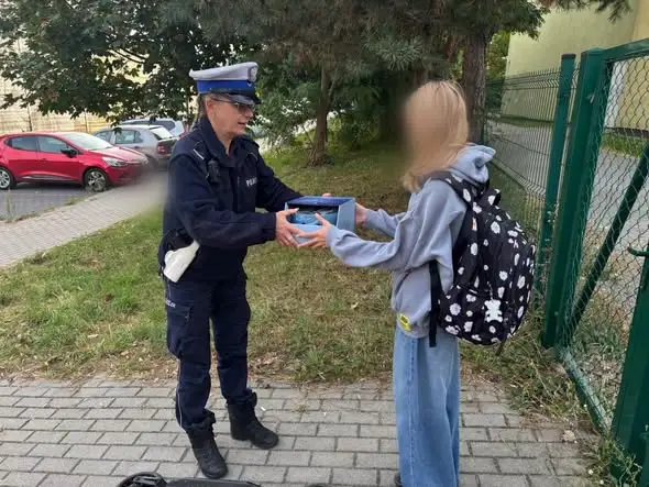 Zielonogórscy policjanci wręczyli dzieciom kaski ochronne
