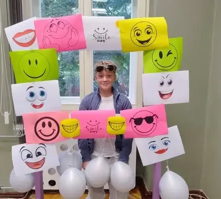 Światowy Dzień Uśmiechu w szkole – fotobudka, zagadki i książki na poprawę humoru
