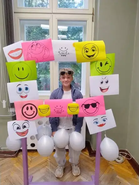 Światowy Dzień Uśmiechu w szkole – fotobudka, zagadki i książki na poprawę humoru